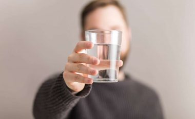 Përfitimet që siguron pirja e një gote me ujë të ngrohtë çdo ditë