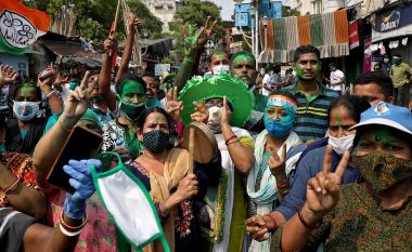 Indianët festojnë rezultatet e zgjedhjeve në rrugë ndërsa vendi është në momentin më të rëndë, si pasojë e COVID-19