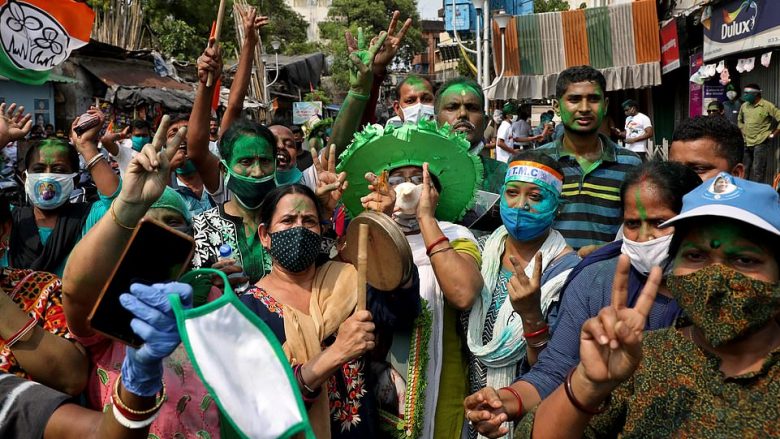 Indianët festojnë rezultatet e zgjedhjeve në rrugë ndërsa vendi është në momentin më të rëndë, si pasojë e COVID-19