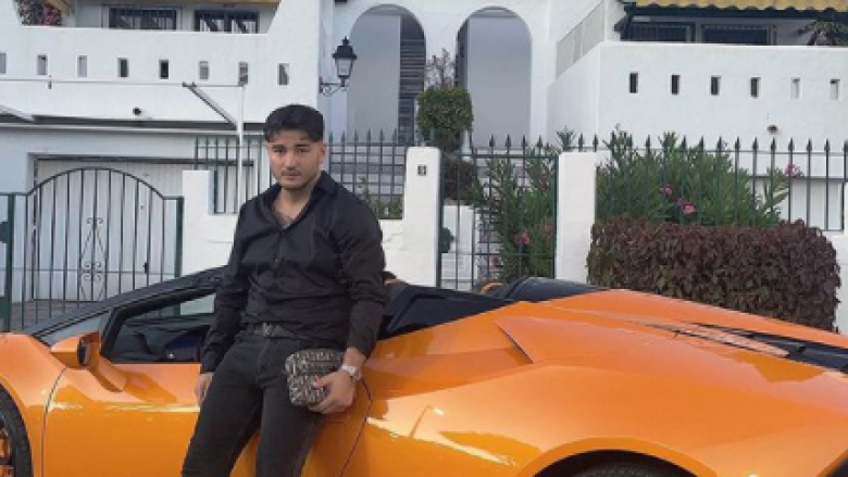 Ardian Bujupi zbulon sekuenca nga kënga e re derisa shëtitet me veturë luksoze