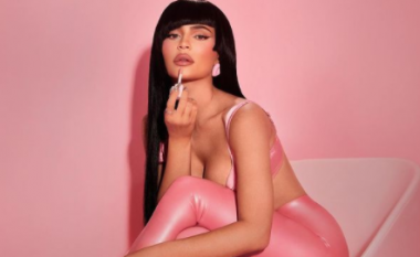 Kylie Jenner njofton për ndryshime në biznesin e saj, derisa mahnit me pozat atraktive