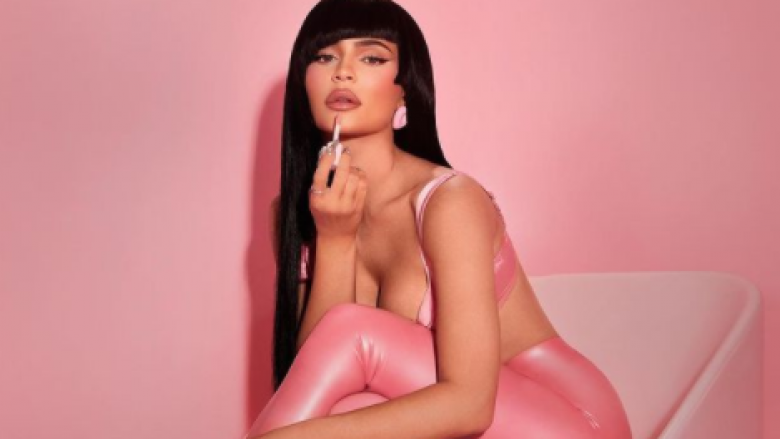 Kylie Jenner njofton për ndryshime në biznesin e saj, derisa mahnit me pozat atraktive