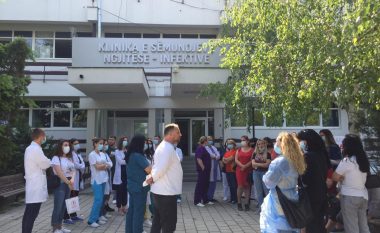 Protestojnë infermierët që ishin punësuar për nevoja të pandemisë, MSh-ja nuk ua vazhdon kontratat