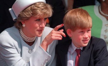 Si ta qetësoni një fëmijë të mërzitur në publik? Truku i Princeshës Diana që funksionon çdo herë!