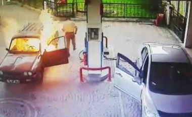 Shkoi për ta mbushur veturën me gaz, pasi u fut për ta ndezur ajo u përfshi nga zjarri – burri nga Turqia shpëton mrekullisht