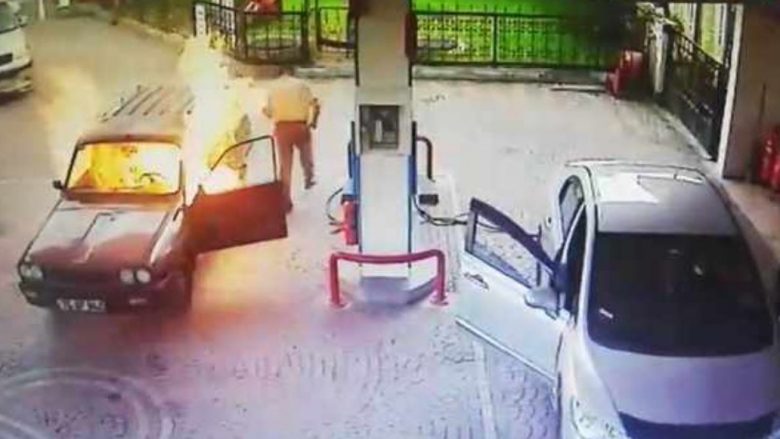 Shkoi për ta mbushur veturën me gaz, pasi u fut për ta ndezur ajo u përfshi nga zjarri – burri nga Turqia shpëton mrekullisht
