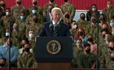 Harron t’ju thotë të “qetësohen” pasi qëndronin në këmbë, Biden me një dozë humori para ushtarëve amerikanë: Vazhdimisht po harroj që jam president