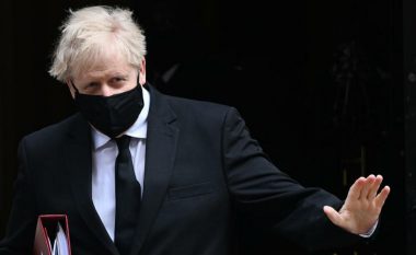 Pas rritjes së numrit të infektuarve me variantin indian të coronavirusit, Boris Johnson shtynë për katër javë masat e rrepta anti-COVID