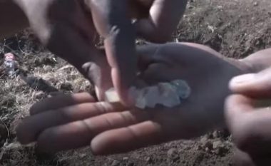 Fshati në Afrikën e Jugut që mblodhi mijëra gjuetar të thesareve, një burrë gjeti gurët misterioz për të cilët thotë se ia ndryshuan jetën