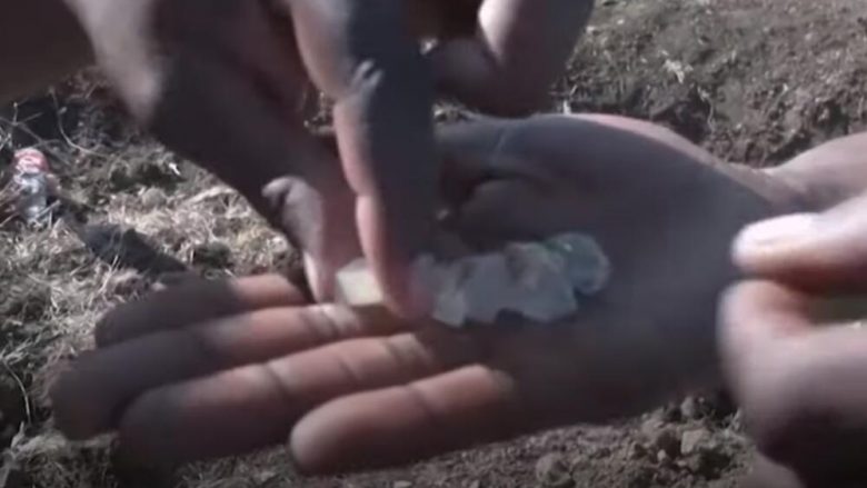 Fshati në Afrikën e Jugut që mblodhi mijëra gjuetar të thesareve, një burrë gjeti gurët misterioz për të cilët thotë se ia ndryshuan jetën
