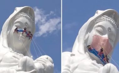 Statujës së Budës në Japoni i vendoset maska në fytyrë derisa të kalojë coronavirusi, ajo peshon 35 kilogramë dhe janë nevojitur tri orë