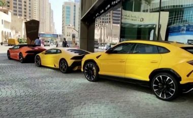 Auto-shkolla në Dubai që u mundëson kandidatëve të mësojnë ngasjen e veturës me Lamborghini dhe Rolls-Royce