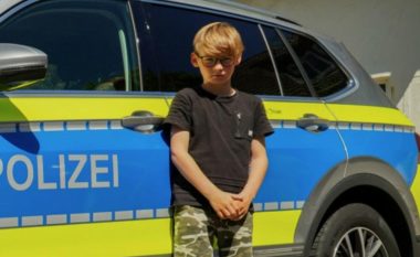 Djaloshi 10-vjeçar i shpëtoi jetën motoçiklistit, hoqi bluzën për t’i ndalur gjakderdhjen – policia gjermane e shpërblen me një çek