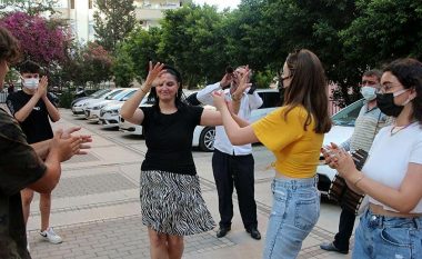 Pas 18 viteve martesë, gruaja nga Turqia feston shkurorëzimin me tupana e surle