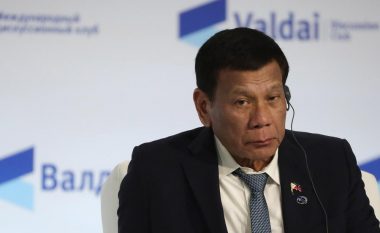Presidenti filipinas porosit qytetarët: Vaksinohuni ose shkoni në burg