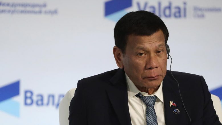 Presidenti filipinas porosit qytetarët: Vaksinohuni ose shkoni në burg