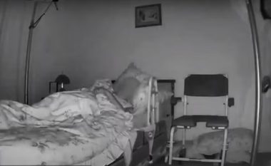Futet në dhomën e 87-vjeçares së palëvizshme për të kryer vjedhje, merr unaza dhe para – kamerat e sigurisë filmojnë hajnin në Britani