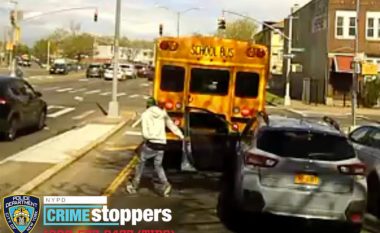 E shtypi qëllimisht me veturë shoferen e autobusit, arrestohet 22-vjeçari nga policia e New Yorkut – kamerat e sigurisë kapën momentin kritik