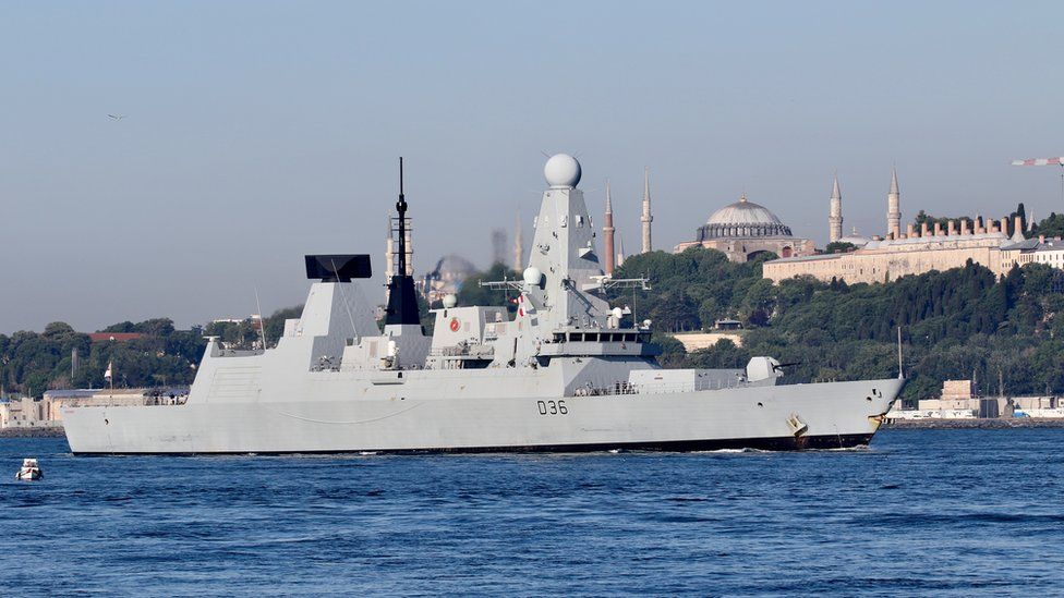 Britania e Madhe mohon se flota ruse ka shtënë si paralajmërim në drejtim të luftanijes britanike