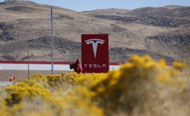 Tesla bëhet me stacionin e parë solar për mbushjen e veturave elektrike