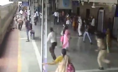 Tentoi të zbret nga treni që ishte në lëvizje, rrëzohet dhe tërhiqet zvarrë – burri nga India shpëtohet në sekondat e fundit