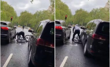 “Për një fije floku” i shpëtoi më të keqes, çiklisti rrëzohet e shoferi i papërgjegjshëm në Londër e rriti gazin duke kaluar mbi biçikletën e tij