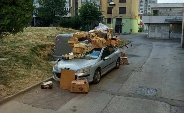 Parkoi veturën para kontejnerëve, banorët e Sarajevës i japin leksion shoferit të papërgjegjshëm – ia mbushin mjetin me mbeturina