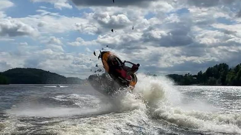 Momenti kur dy motorët të ujit përplasen drejtpërdrejtë dhe shoferët e tyre fluturojnë dhe përfundojnë në lumë