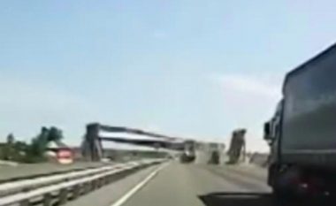 Harron të ulë rimorkion e kamionit, godet mbikalimin që shembet për pak sekonda – shoferi rus shkakton kaos në trafik
