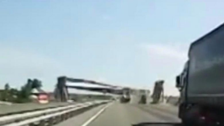 Harron të ulë rimorkion e kamionit, godet mbikalimin që shembet për pak sekonda – shoferi rus shkakton kaos në trafik
