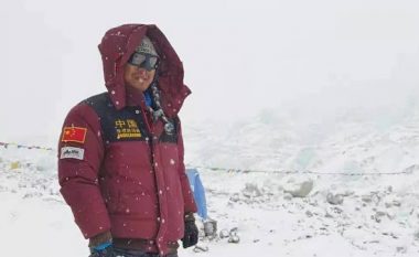 Kinezi i verbër arrin të ngjitet në Mont Everest, tregon se kush e frymëzoi të ndërmerr një veprim të tillë