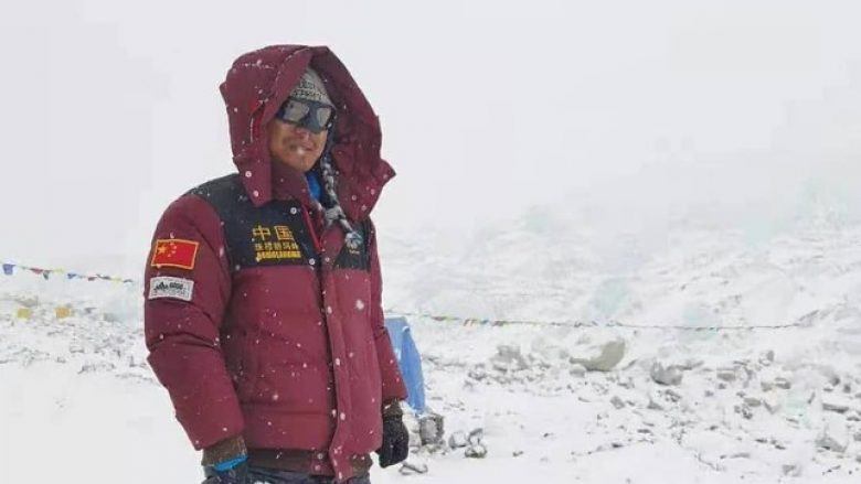 Kinezi i verbër arrin të ngjitet në Mont Everest, tregon se kush e frymëzoi të ndërmerr një veprim të tillë