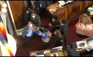 Parlamenti i Bolivisë shndërrohet në ring boksi, deputetët grushtohen e shqelmohen