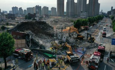 Shembet një ndërtesë në Korenë e Jugut, betoni i saj përfundon mbi veturat që lëviznin afër – lëndohen tetë persona