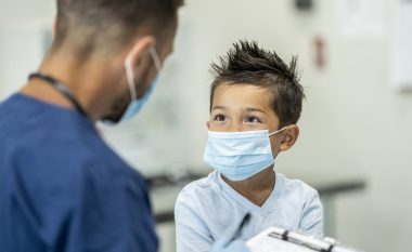 Qendra Evropiane për Parandalimin dhe Kontrollin e Sëmundjeve: Vaksinimi i fëmijëve 12-vjeç vetëm kur janë në rrezik të zhvillimit të simptomave