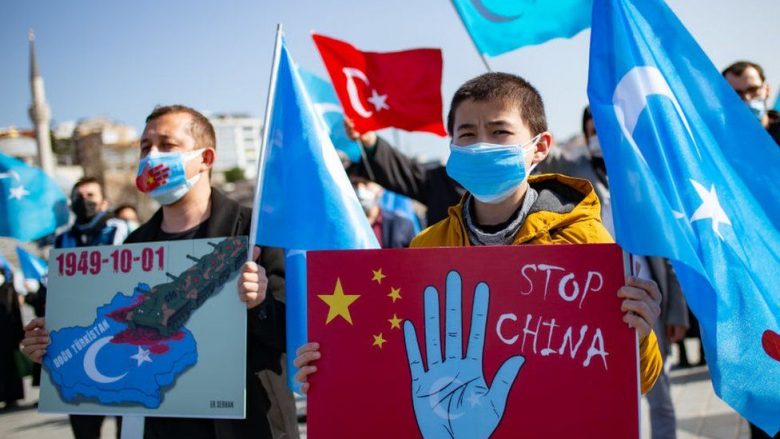 Amnesty International: Kina po kryen krime kundër Ujgurëve myslimanë në Xinjiang