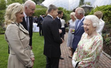 Mbretëresha i bëri të qeshnin udhëheqësit e G7: A duhet të dukeshit sikur po kënaqeni gjatë pozimit?