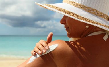 Mbroni veten nga rrezet e dëmshme UV në mënyrë natyrale: Bëni një losion dielli shtëpiak me faktor 20!