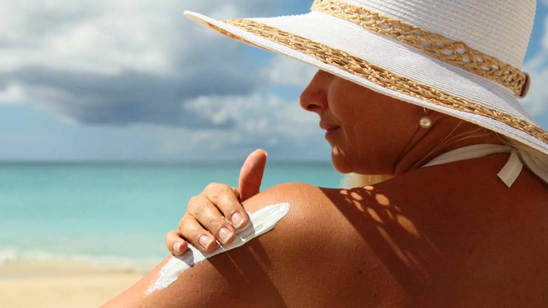 Mbroni veten nga rrezet e dëmshme UV në mënyrë natyrale: Bëni një losion dielli shtëpiak me faktor 20!