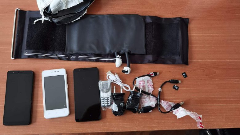 Oficerët korrektues parandalojnë kontrabandën e telefonave në Burgun e Prizrenit