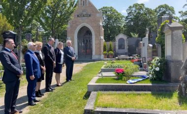 Ambasadori i Kosovës dhe ai i Shqipërisë në Austri, vendosin kurora lulesh te varri i ambasadorit Albert Rohan