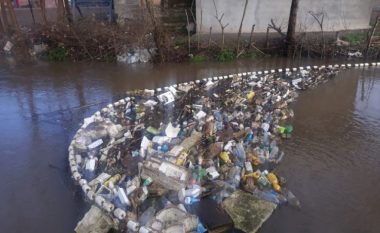 Goma makinash, mbeturina ndërtimore dhe rroba janë gjetur në Liqenin e Ohrit