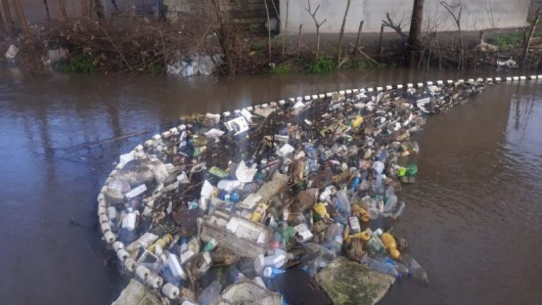 Goma makinash, mbeturina ndërtimore dhe rroba janë gjetur në Liqenin e Ohrit