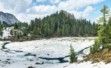 Si rrallë herë më parë, Liqenati i Rugovës i mbushur me borë në muajin qershor
