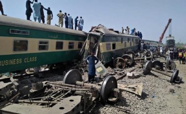 Mbi 30 të vdekur nga përplasja e trenave në Pakistan