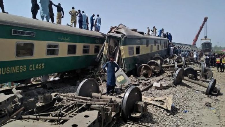 Mbi 30 të vdekur nga përplasja e trenave në Pakistan