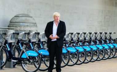 Joe Biden i dhuron Boris Johnsonit një biçikletë me ngjyra të flamurit të Britanisë së Madhe