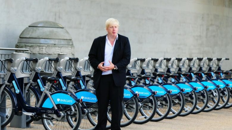 Joe Biden i dhuron Boris Johnsonit një biçikletë me ngjyra të flamurit të Britanisë së Madhe