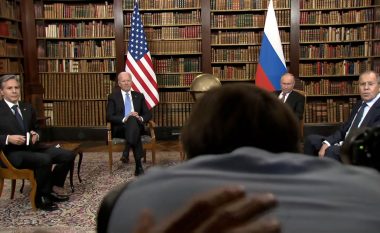 Skena kaotike mes gazetarëve amerikanë dhe atyre rusë në takimin Biden-Putin