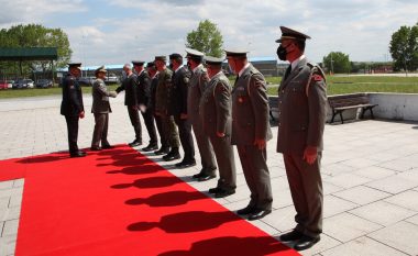 Shefi i Forcave të Armatosura të Republikës së Shqipërisë pritet me nderime të larta ushtarake në Kosovë